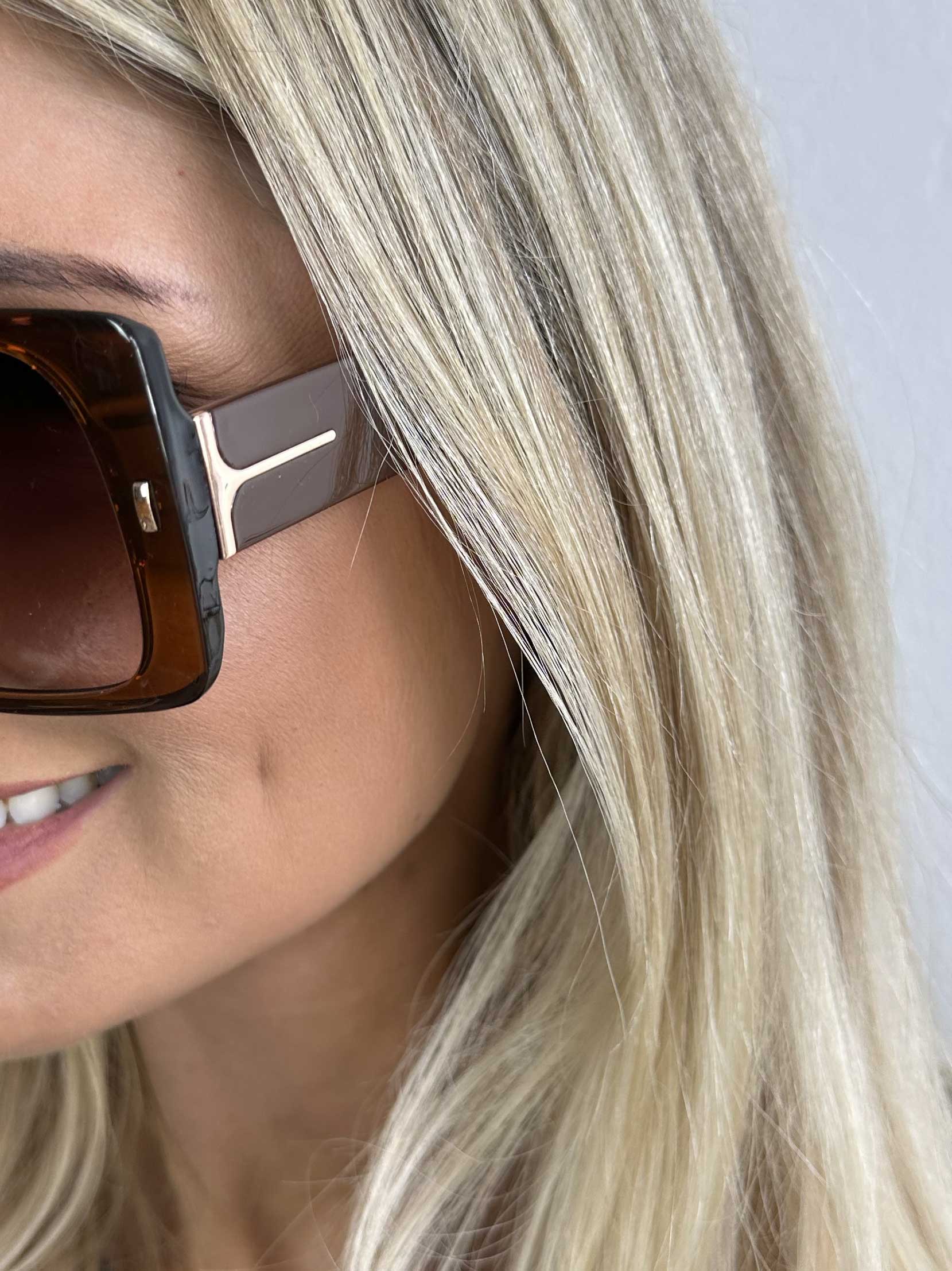 Dasa - Fyrkantiga solglasögon med gulddetaljer på bågen